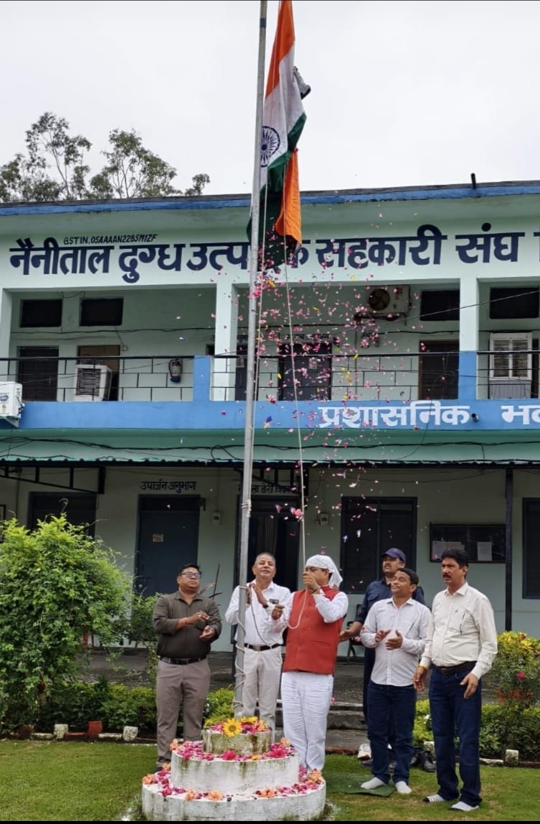 आंचल दुग्ध संघ में देशभक्ति का जज्बा, 705 समितियों में किया गया ध्वजारोहण